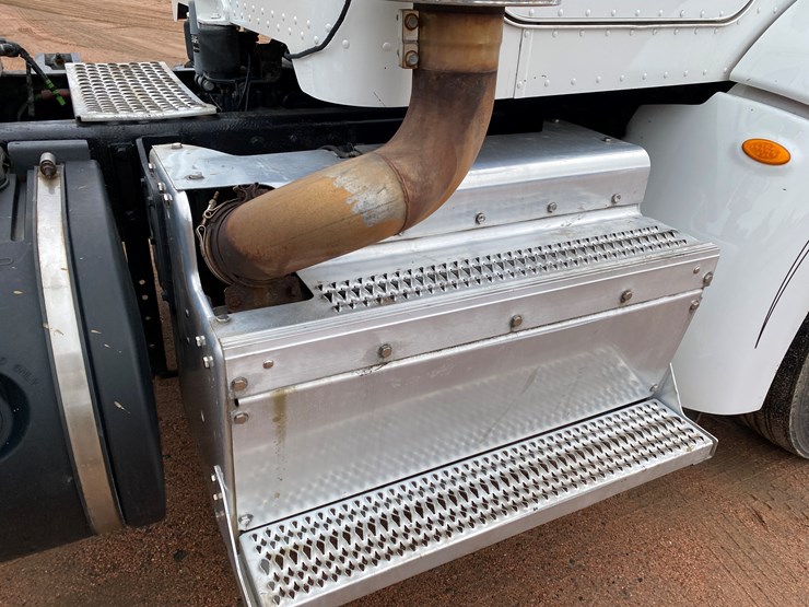 2012-peterbilt-384-image-46