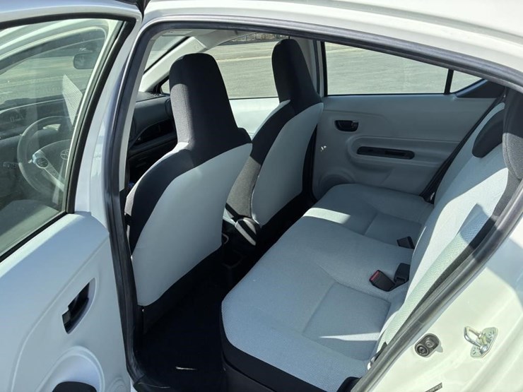 2014-toyota-prius-hatchback-image-10