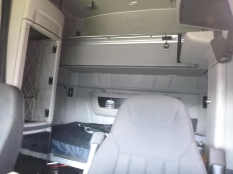 2024-peterbilt-579-image-16