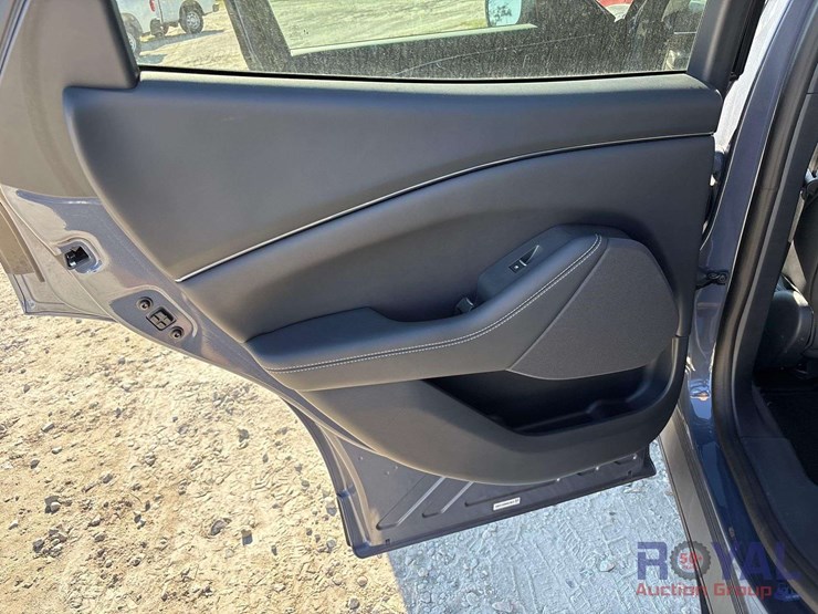 2021-ford-mustang-mach-e-image-23