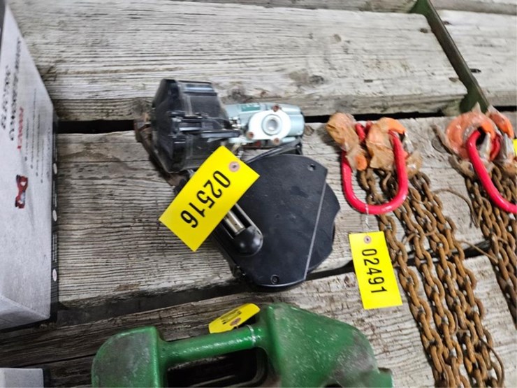 #2516-•-hitachi-roofing-nail-gun-image-9