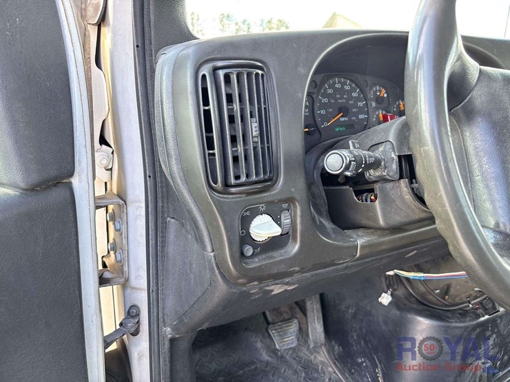 2009-gmc-c8500-altec-dm47-47ft-insulated-derrick-digger-truck-image-55