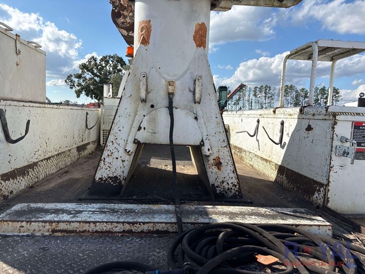 2009-gmc-c8500-altec-dm47-47ft-insulated-derrick-digger-truck-image-34