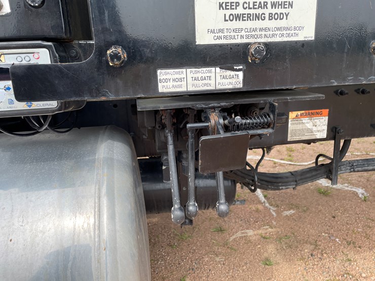 2011-peterbilt-365-image-27