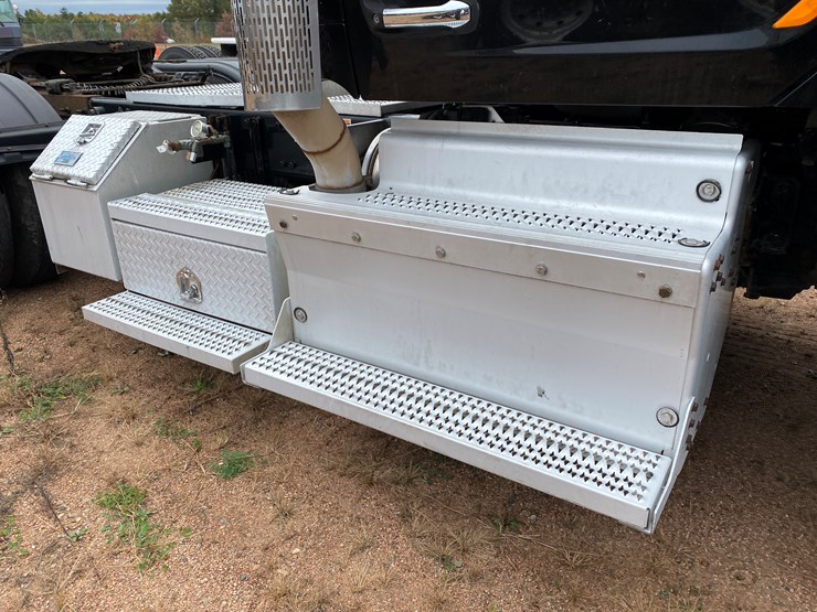 2017-peterbilt-567-image-18