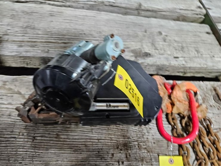 #2516-•-hitachi-roofing-nail-gun-image-1