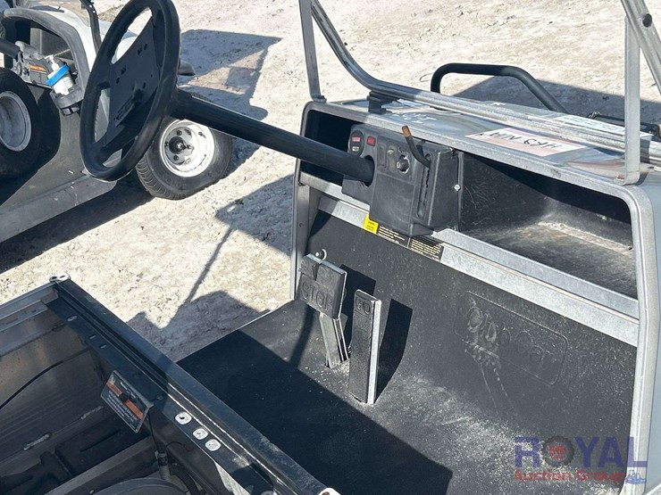 club-car-carryall-electric-utility-cart-image-8