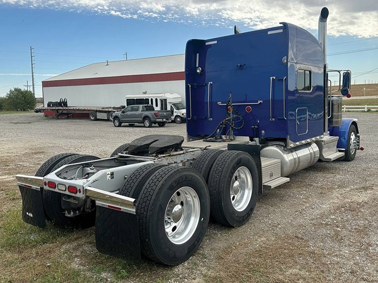 2022-peterbilt-389-image-3