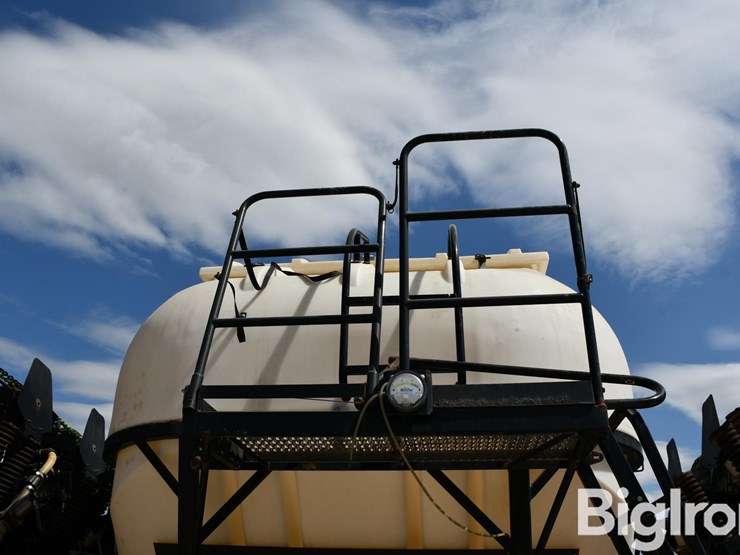 2017-kuhn-1205-gladiator-12-row-strip-till-image-12