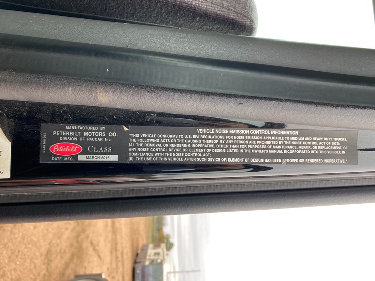 2017-peterbilt-567-image-45