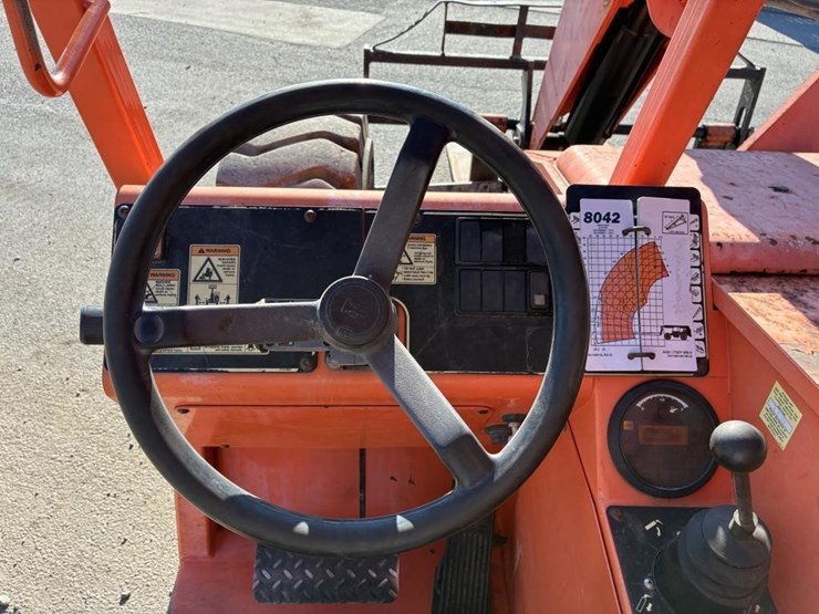 2013-jlg-8042-image-16