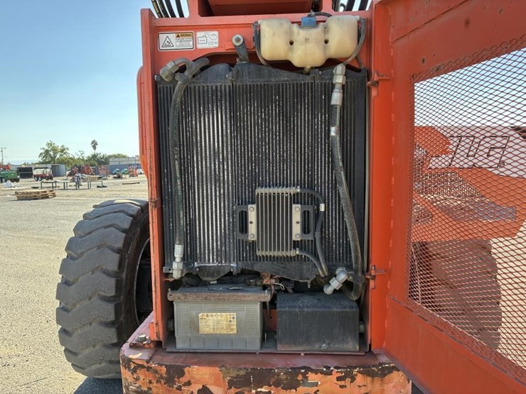 2013-jlg-8042-image-12