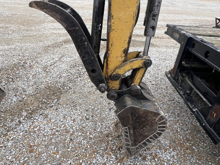 2002-caterpillar-303.5-image-8