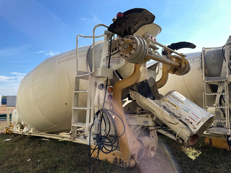 #3373-•-mcneilus-cement-mixer-drum-with-chutes-and-controls-image-5