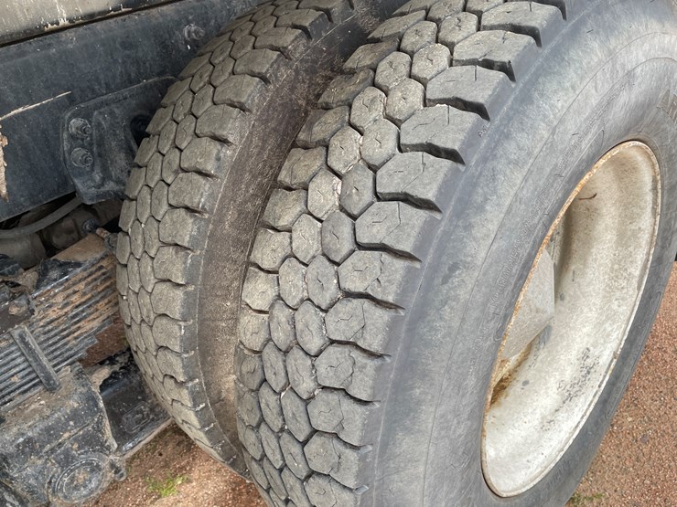 2011-peterbilt-365-image-34