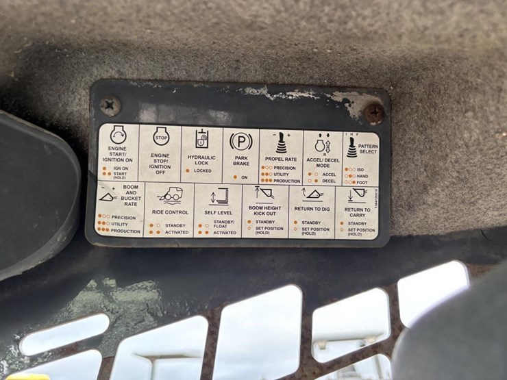 2019-deere-325g-image-31