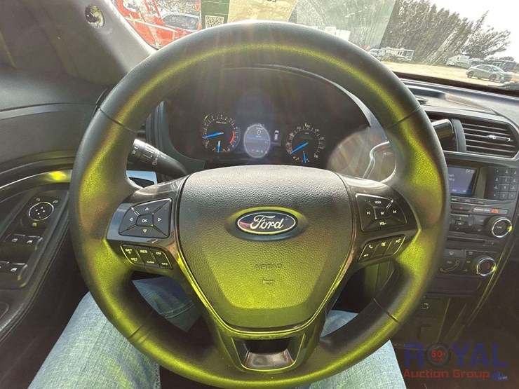 2016-ford-explorer-image-13