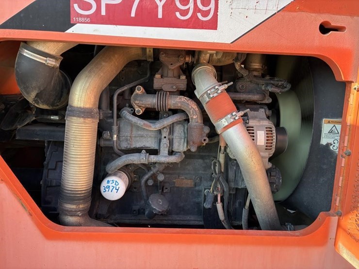 2013-jlg-8042-image-13