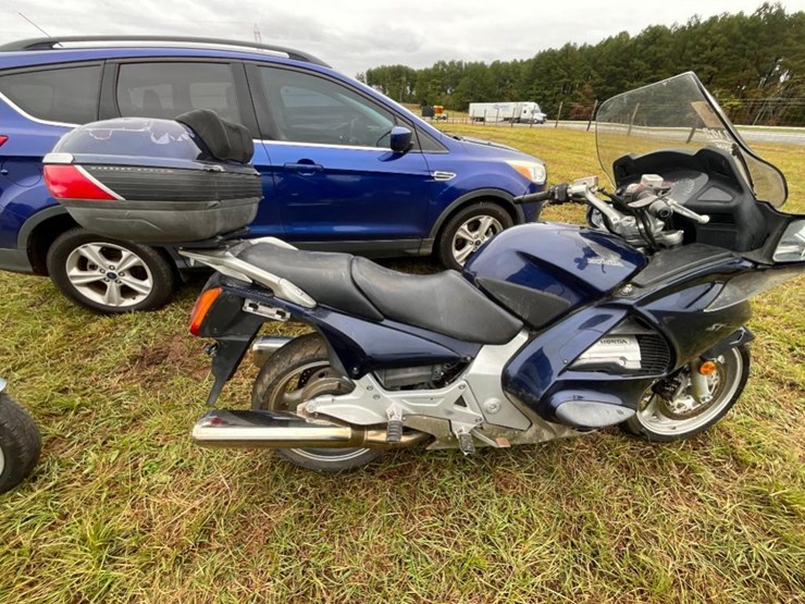 2004-honda-st-1300-motorcycle-(w/new-tires,-miles-image-10