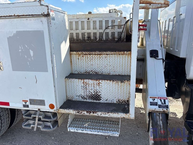 2009-gmc-c8500-altec-dm47-47ft-insulated-derrick-digger-truck-image-33