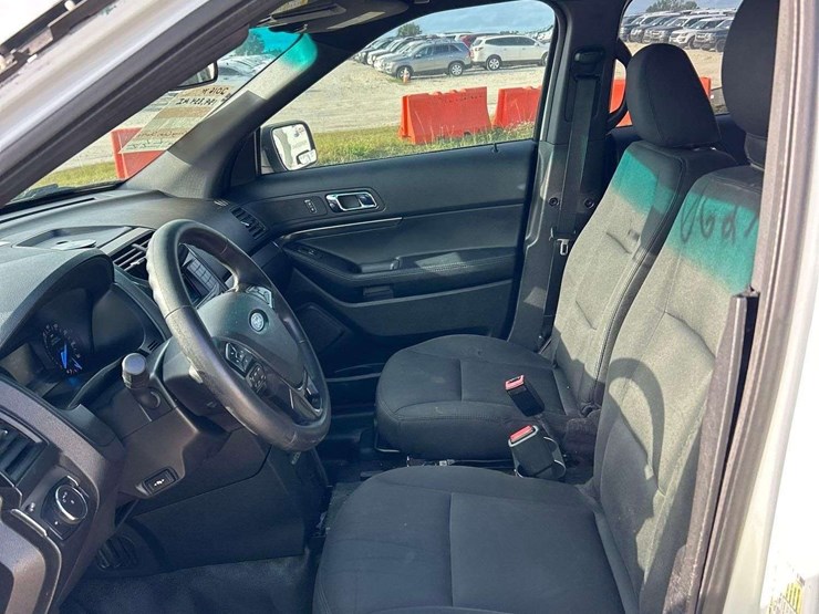 2016-ford-explorer-image-12