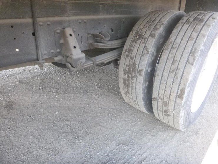 2017-isuzu-nqr-image-21