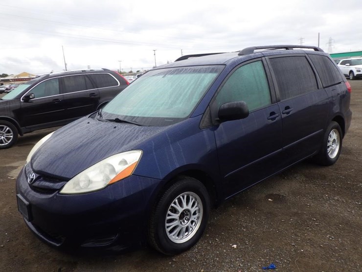 2007-toyota-sienna-image-1