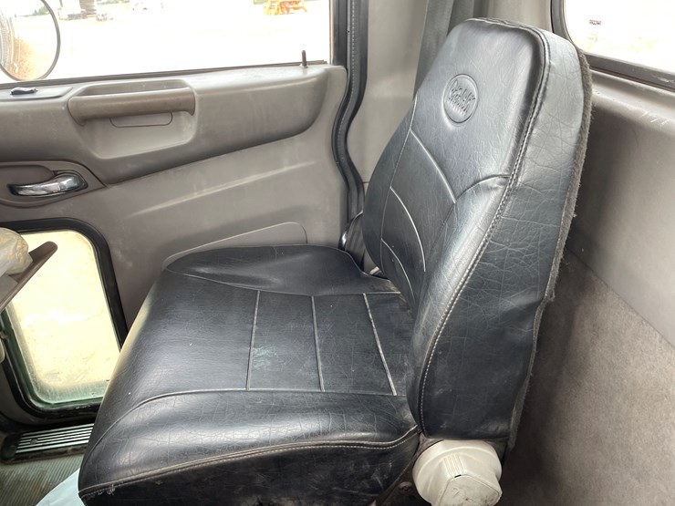 2011-peterbilt-365-image-63