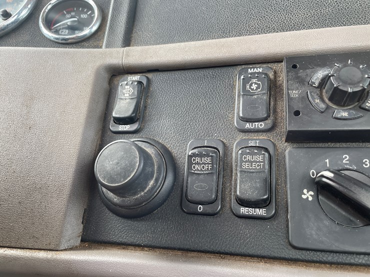 2011-peterbilt-365-image-73