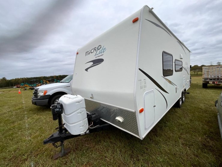 2015-forest-river-flagstaff-microlite-camper-image-3