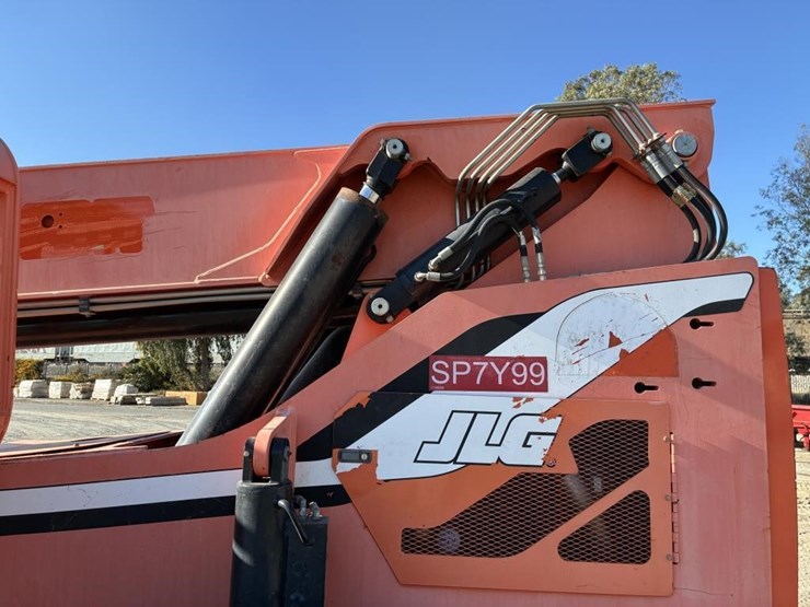 2013-jlg-8042-image-8