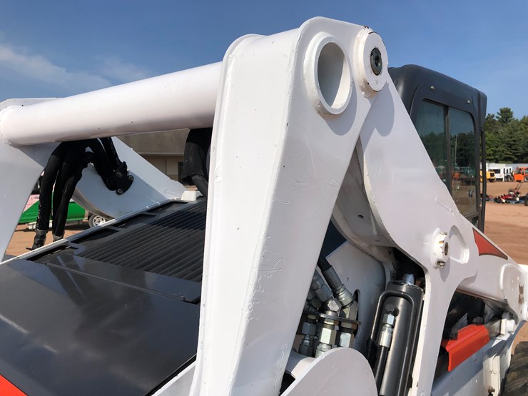 2014-bobcat-s650-image-45