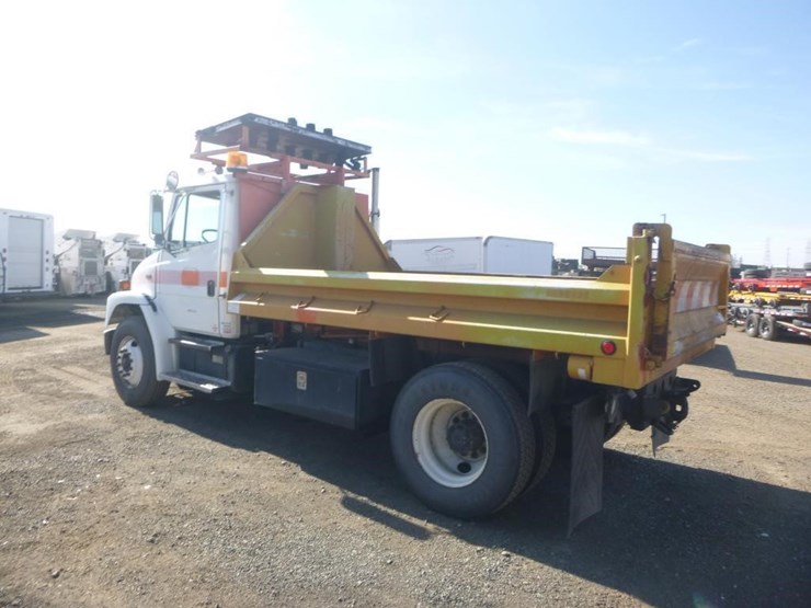 2001-freightliner-fl70-image-4