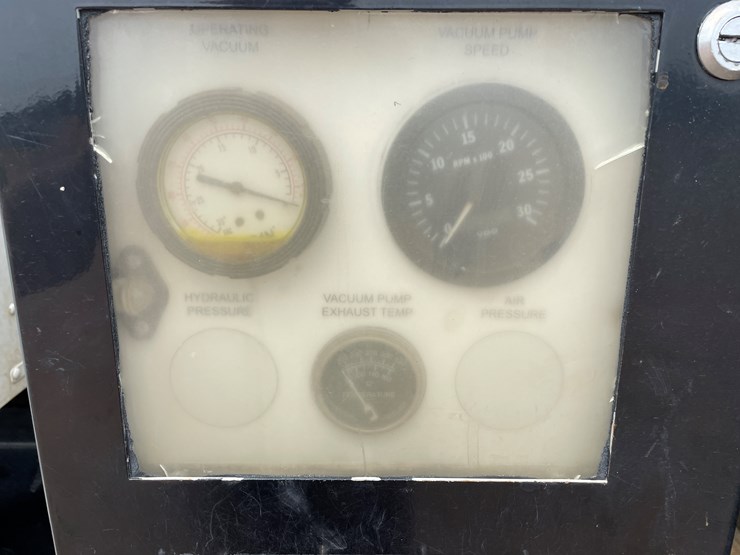 2011-peterbilt-365-image-23