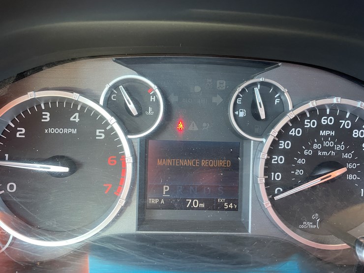 2015-toyota-tundra-sr5-image-30