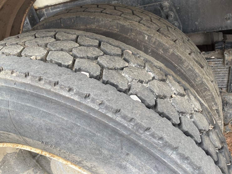 2011-peterbilt-365-image-31