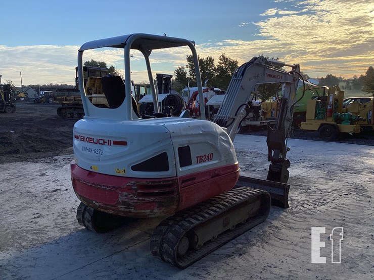 2016-takeuchi-tb240-image-4