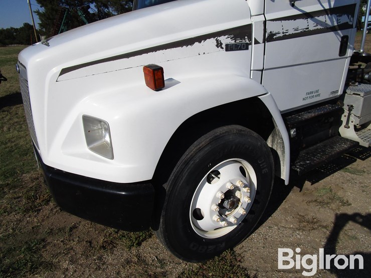 2000-freightliner-fl70-image-12