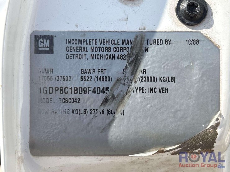 2009-gmc-c8500-altec-dm47-47ft-insulated-derrick-digger-truck-image-7