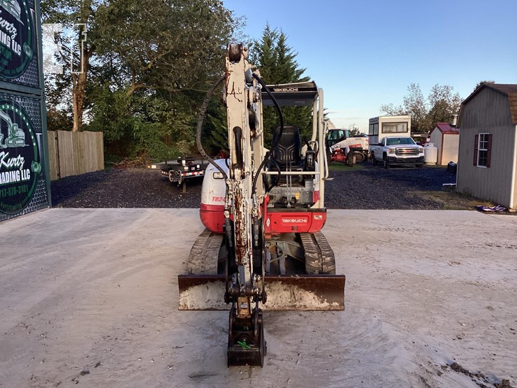 2016-takeuchi-tb240-image-7