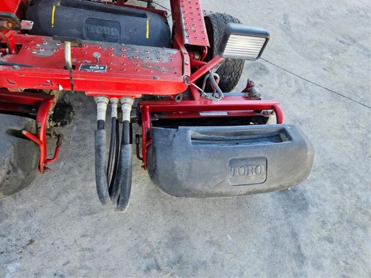 #2530-•-toro-3150-greensmaster-greens-mower-image-9