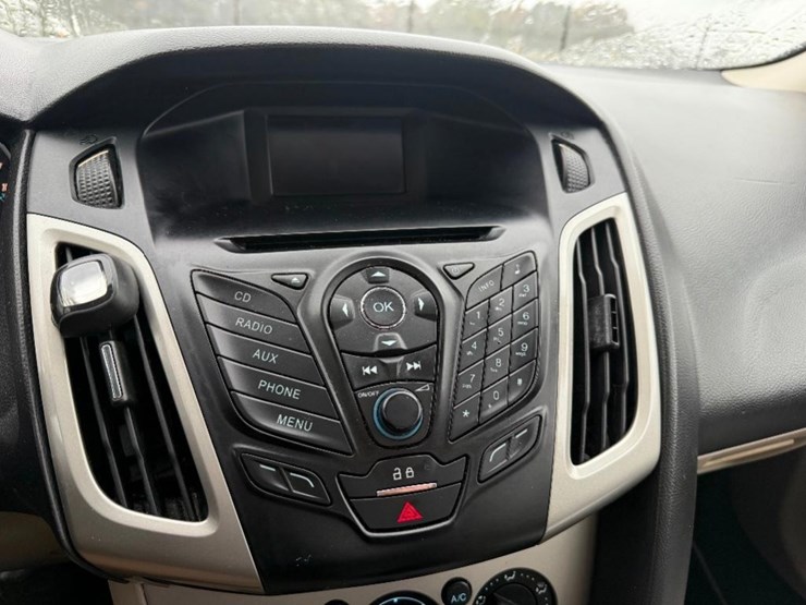 2013-ford-focus-(at,-2.0l,-sunroof,-radio-does-image-19