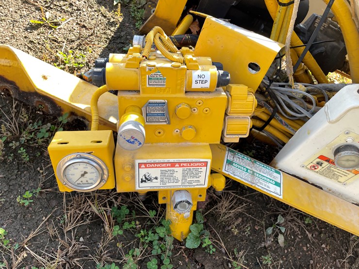 #3372-•-mcneilus-cement-mixer-drum-with-chutes-and-controls-image-9