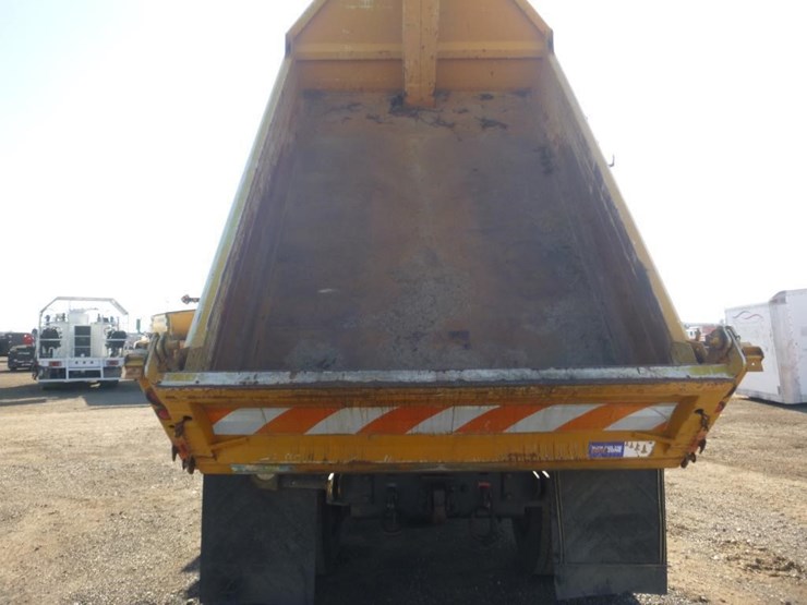 2001-freightliner-fl70-image-8