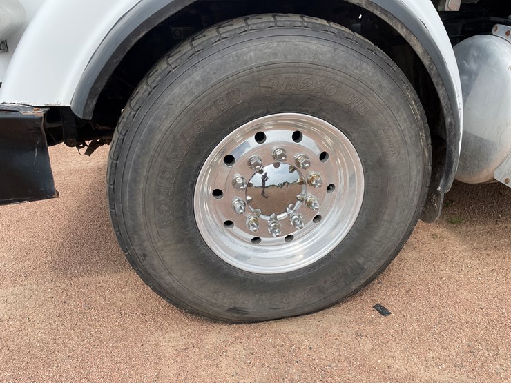 2011-peterbilt-365-image-18