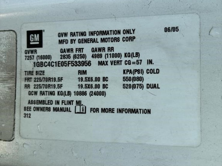 2005-chevrolet-c4500-stakebed-truck-image-21