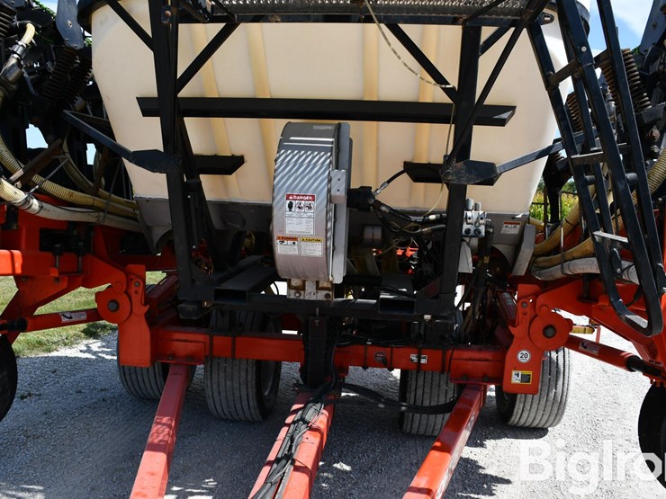 2017-kuhn-1205-gladiator-12-row-strip-till-image-13
