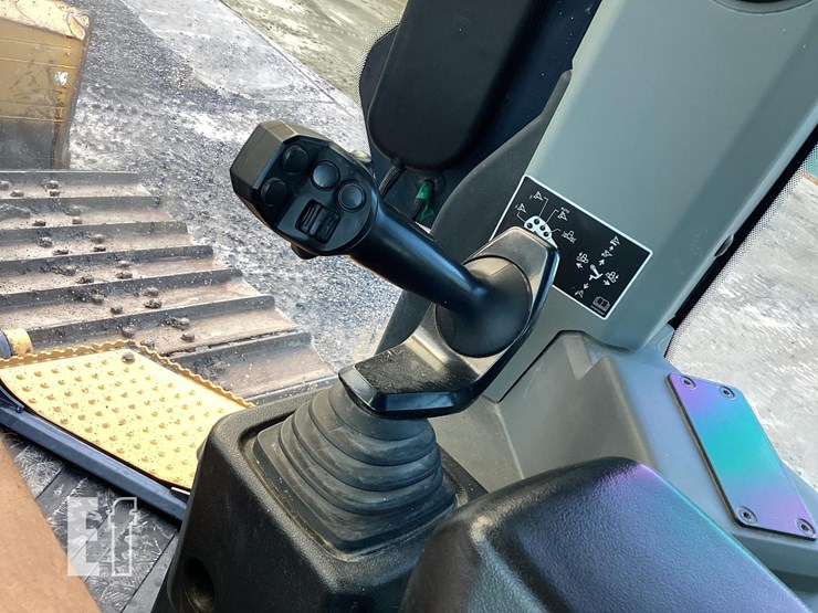 2021-deere-750l-image-15