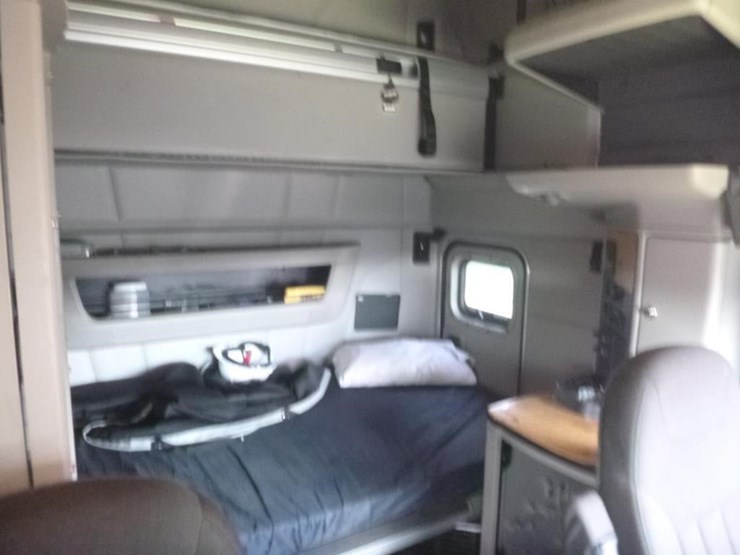 2024-peterbilt-579-image-17