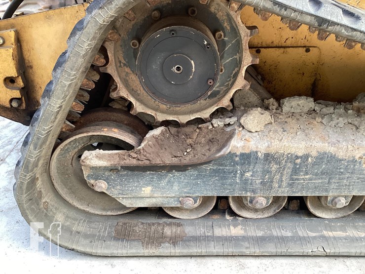 2010-deere-333d-image-13